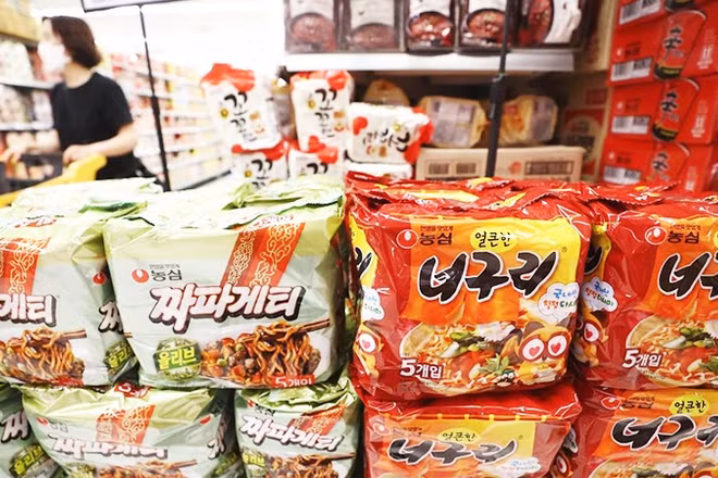 Thế giới hiện đại tiêu thụ hơn 100 tỷ phần mì ăn liền mỗi năm. Ảnh: KOREA TIMES