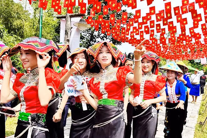 Đồng bào đón Tết Độc lập tại Làng Văn hóa, Du lịch các dân tộc Việt Nam. Ảnh: ANH QUÂN