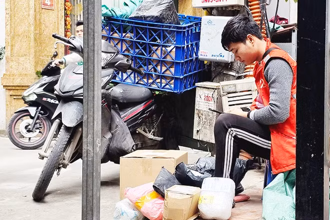 Hình ảnh thường ngày của shipper. Ảnh: SONG ANH 