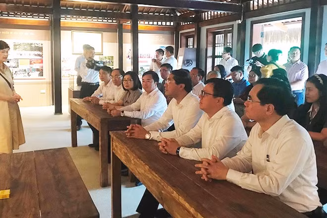 Nhà báo Trần Kim Hoa, nguyên Giám đốc Bảo tàng báo chí Việt Nam giới thiệu về quá trình phối hợp tu bổ, tôn tạo di tích Trường dạy làm báo Huỳnh Thúc Kháng.