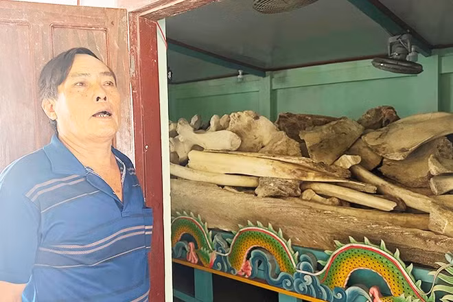 Ông Nguyễn Phước bên nhà lưu trữ xương cá voi ở Vạn An Thạnh.