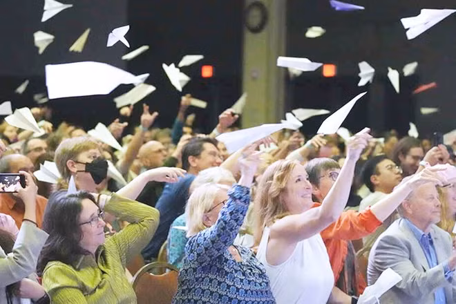 Hoạt động mở màn Lễ trao giải Ig Nobel. Ảnh: NPR
