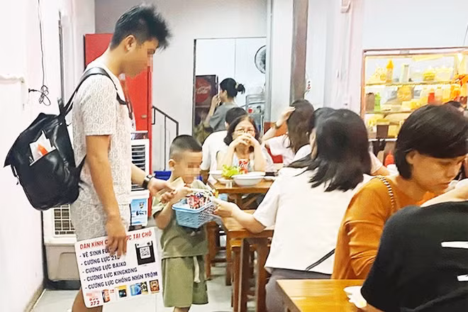 Tình trạng bán hàng rong, đeo bám, chèo kéo khách du lịch xuất hiện trở lại tại một số khu vực trên địa bàn thành phố. Ảnh: K.N