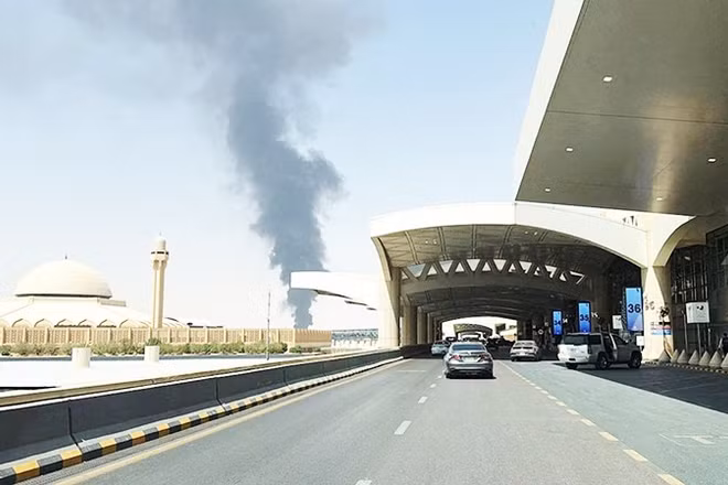 Cột khói đen sau vụ tấn công sân bay King Khalid. Ảnh: CNN