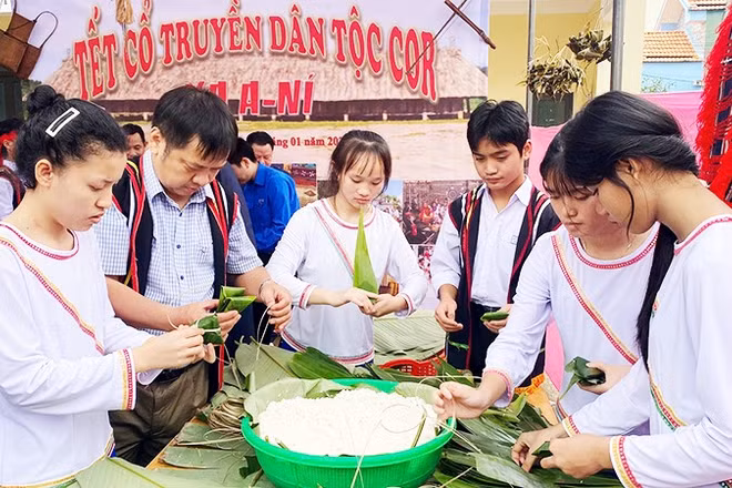 Học sinh Trường Phổ thông DTNT THPT tỉnh Quảng Ngãi gói bánh truyền thống trong ngày Tết cổ truyền.