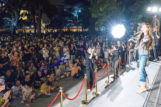 Ca sĩ Lynk Lee giao lưu cùng khán giả trong liveshow. Ảnh: MỸ HÀ