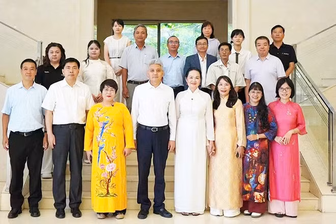 Đoàn nhà văn Việt Nam làm việc với Hội Nhà văn Trung Quốc.