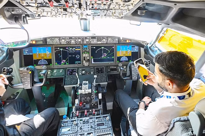 Bên trong buồng lái một máy bay của hãng Flydubai. Ảnh: GETTY IMAGES