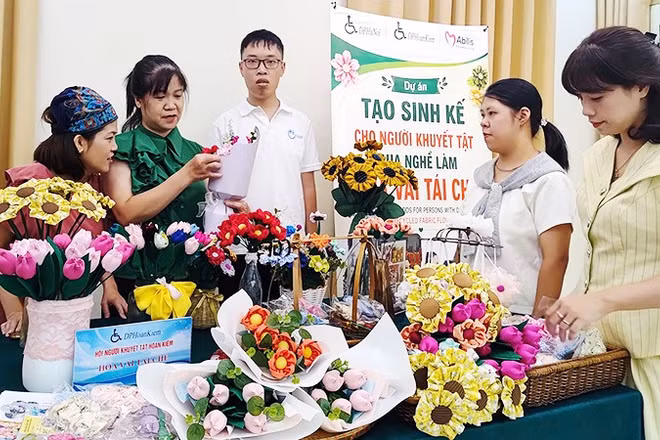 Các bạn trẻ nỗ lực học nghề, biến vải vụn thành hoa. Ảnh: DIÊN KHÁNH