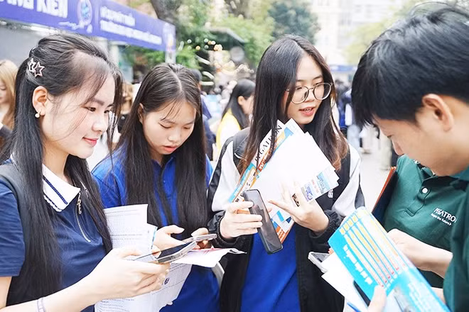 Sinh viên ngành công nghệ Đại học Quốc gia Hà Nội trong ngày hội tuyển dụng. Ảnh: NAM HẢI