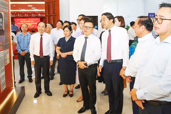 Các đại biểu tham quan trưng bày về nhà báo Huỳnh Thúc Kháng và Báo Tiếng Dân. Ảnh: SƠN HẢI