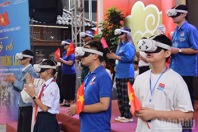 Các em học sinh trải nghiệm công nghệ VR để tìm hiểu lịch sử. (Ảnh: KHÁNH LY)
