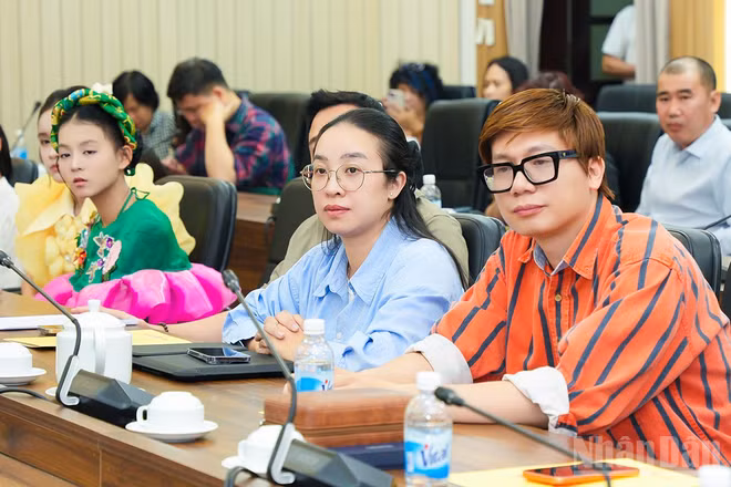 Đạo diễn Ninh Quang Trường (ngoài cùng bên phải) tại lễ ra mắt chương trình nghệ thuật “Chắp cánh tuổi thơ” do Báo Nhân Dân thực hiện. (Ảnh: TIẾN ĐẠT)