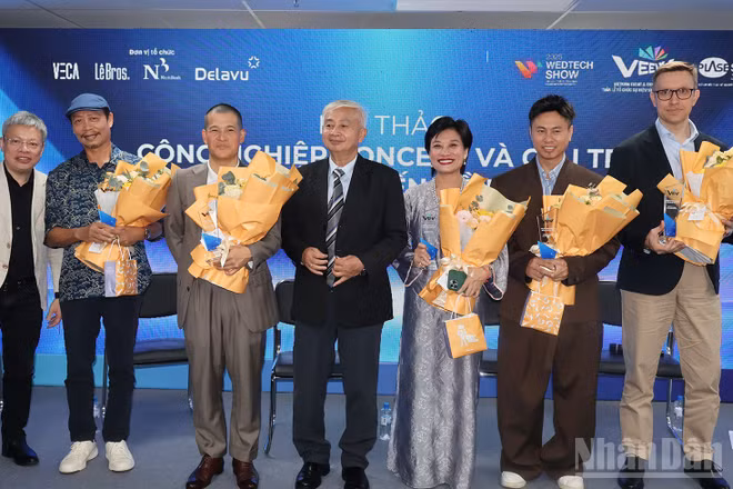 Các diễn giả và đại biểu tại hội thảo. (Ảnh: KHÁNH LY)