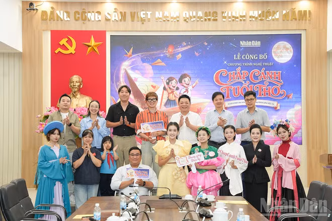 Các đại biểu dự lễ công bố chương trình "Chắp cánh tuổi thơ".