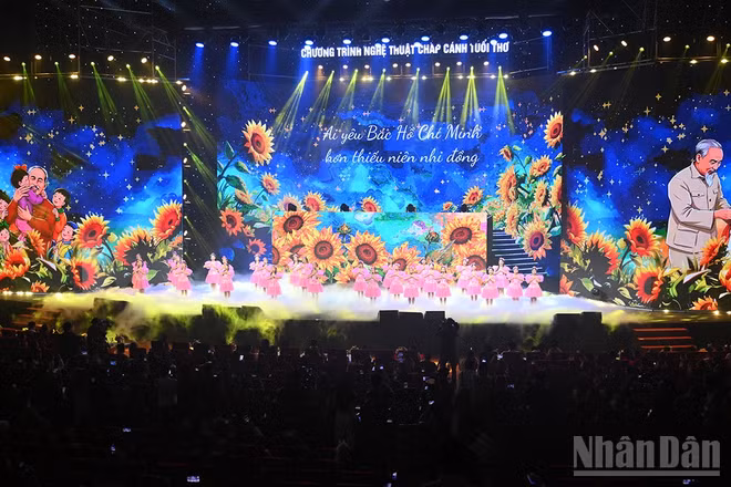 Tiết mục "Ai yêu Bác Hồ Chí Minh hơn thiếu niên nhi đồng". (Ảnh: THẾ ĐẠI)