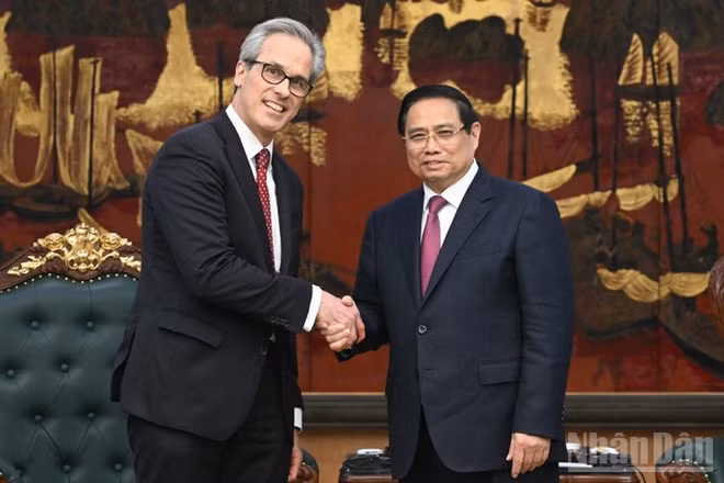 Thủ tướng Chính phủ Phạm Minh Chính và ông Fernando Andresen Guimaraes, Vụ trưởng Vụ Quản trị Đại dương quốc tế và Nghề cá bền vững của Đoàn thanh tra EC. (Ảnh: TRẦN HẢI)