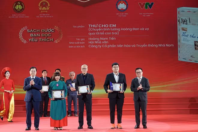 Đại diện Nhã Nam nhận giải thưởng Sách Bạn đọc yêu thích nhất cho cuốn "Thư cho em". 