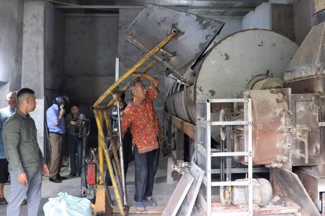 Mỗi mẻ lúa 1,5 tấn, cần 4 giờ đồng hồ để sấy.