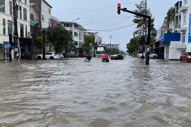 Tuyến đường Phạm Đình Toái ngập chìm trong biển nước.