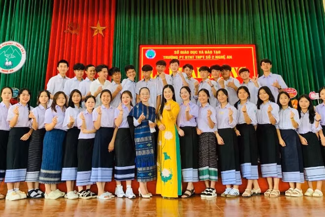 Lưu học sinh Lào khóa 1 tại Lễ khai giảng năm học mới tại Trường Trường phổ thông dân tộc nội trú trung học phổ thông số 2 Nghệ An.