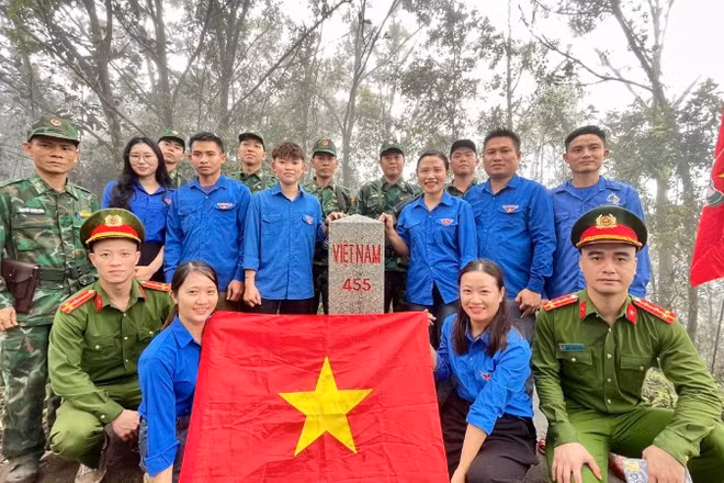 Cán bộ, chiến sĩ Đồn Biên phòng Ngọc Lâm, đoàn viên thanh niên các xã: Sơn Lâm, Hạnh Lâm và Trại giam số 6 (Cục C10, Bộ Công an) chụp ảnh lưu niệm tại cột mốc 455. 