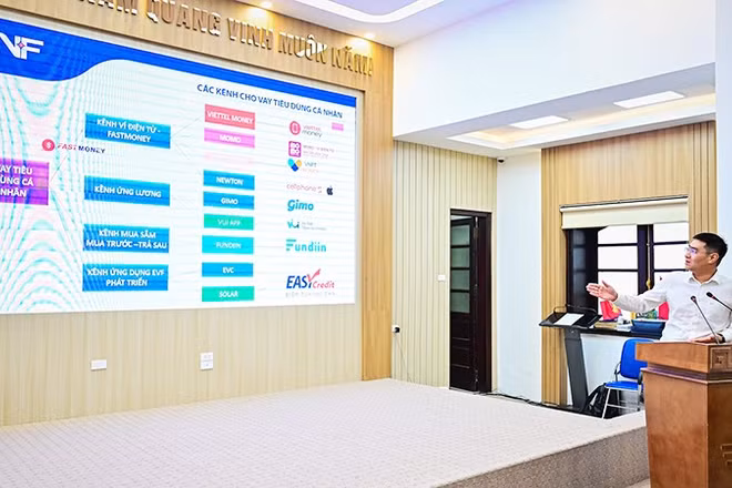 Đại diện Công ty Tài chính cổ phần Điện lực chia sẻ về những đóng góp của doanh nghiệp này với chiến lược tài chính toàn diện. Ảnh: BẢO LONG