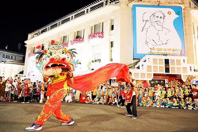 Niềm vui chung tỏa sáng nơi nơi.