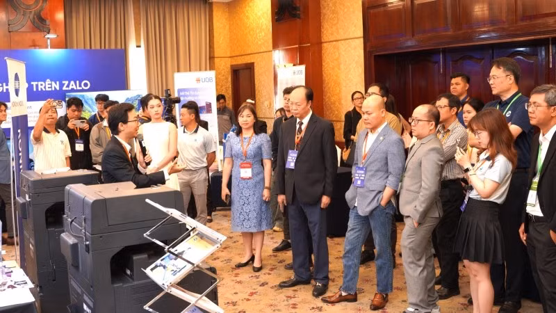 Đại biểu tham quan các gian hàng trưng bày công nghệ Hội nghị và Triển lãm Biztech 2026.
