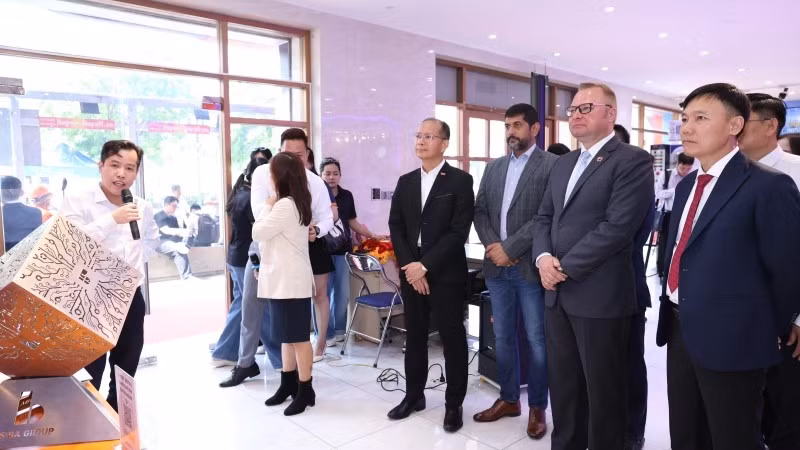 Đại biểu tham quan các sản phẩm ngành cơ khí-điện trưng bày tại showroom Trung tâm Xúc tiến Thương mại và Đầu tư Thành phố Hồ Chí Minh. (Ảnh: CTV)