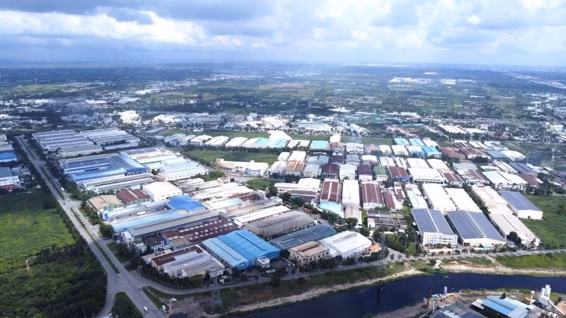 Nhiều doanh nghiệp tại Khu Công nghiệp Tân Tạo, Thành phố Hồ Chí Minh sử dụng điện mặt trời áp mái. 