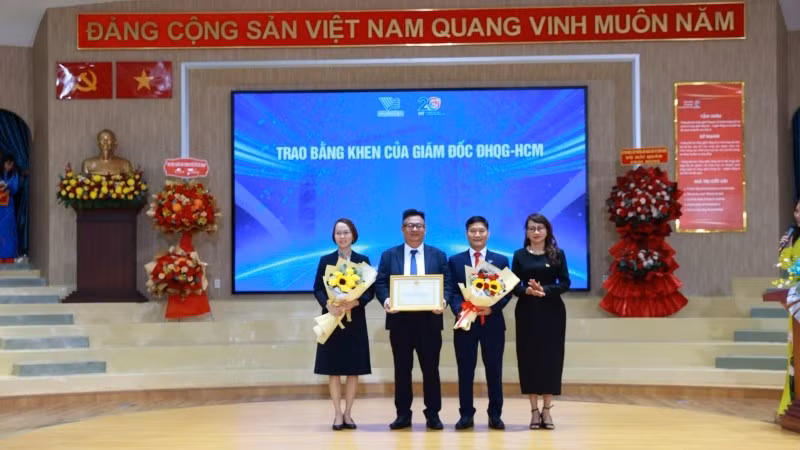 Giám đốc Đại học Quốc gia Thành phố Hồ Chí Minh Nguyễn Thị Thanh Mai (bên phải) tặng bằng khen cho Trường đại học Công nghệ thông tin.