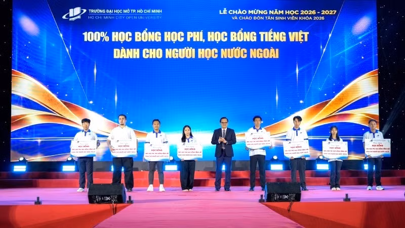 Trường đại học Mở Thành phố Hồ Chí Minh trao học bổng cho tân sinh viên. (Ảnh: CTV)