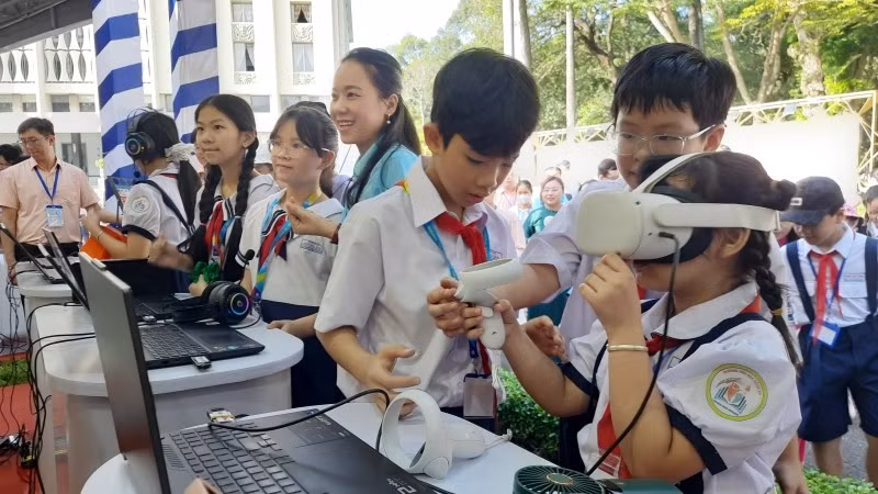 hoc-sinh-trai-nghiem-cong-nghe-3d-trien-lam-50-nam-doi-moi-giao-duc-thanh-pho-ho-chi-minh.jpg