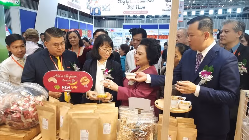 Các đại biểu tham quan các sản phẩm lương thực, thực phẩm được trưng bày, giới thiệu tại Thành phố Hồ Chí Minh.