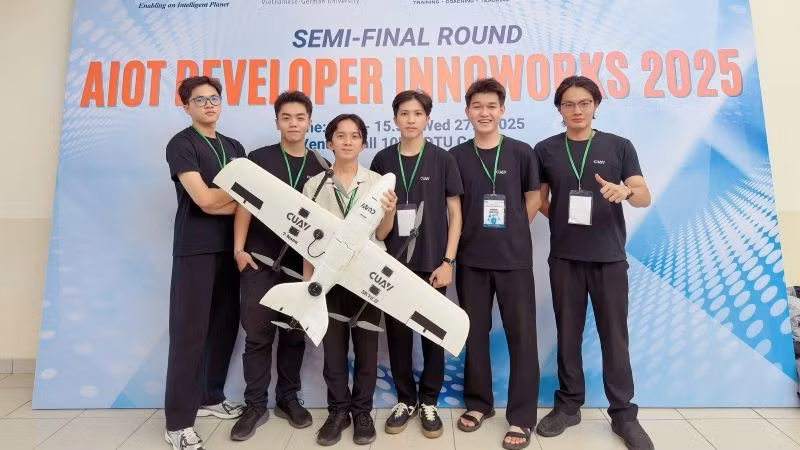 Các thành viên nhóm cùng sản phẩm tham gia Cuộc thi Phát triển Ứng dụng AIoT Developer InnoWorks 2025.