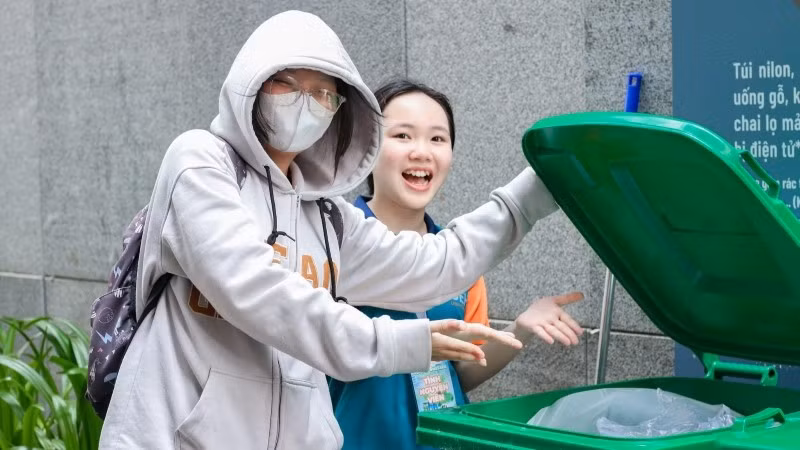 Sinh viên UEH phân loại rác tại nguồn.