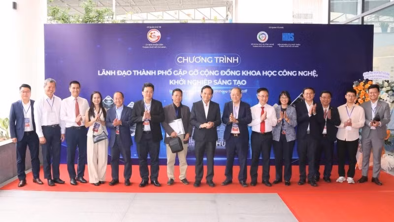 Lãnh đạo Thành phố Hồ Chí Minh gặp gỡ cộng đồng khởi nghiệp đổi mới sáng tạo tại SIHUB.