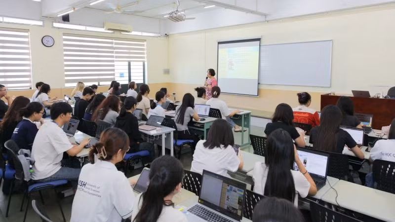 Sinh viên Trường đại học Khoa học xã hội và Nhân văn, Đại học Quốc gia Thành phố Hồ Chí Minh trong giờ học.