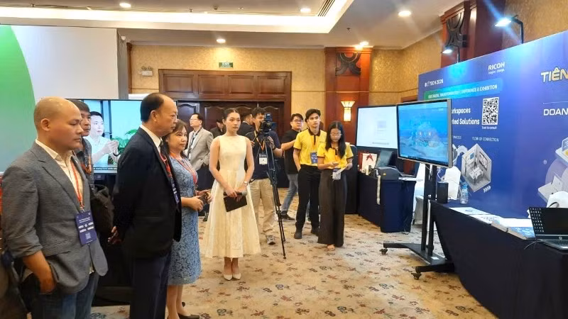 Đại biểu tham quan triển lãm công nghệ tại Hội nghị và Triển lãm Biztech 2026.