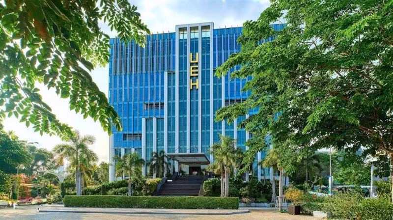 ueh-mo-rong-doi-tuong-va-chinh-sach-ho-tro-hoc-bong-cho-sinh-vien-bi-anh-huong-boi-thien-tai-nam-2025.jpg