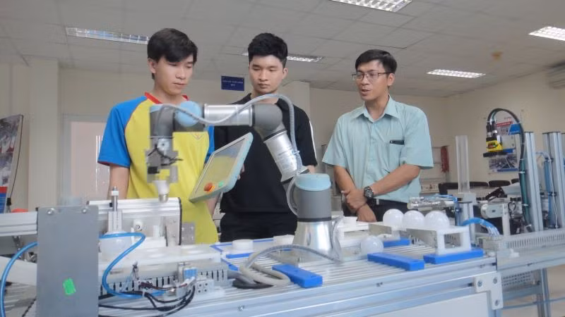 Đào tạo nguồn nhân lực tự động hóa tại Trung tâm đào tạo Khu Công nghệ cao Thành phố Hồ Chí Minh.