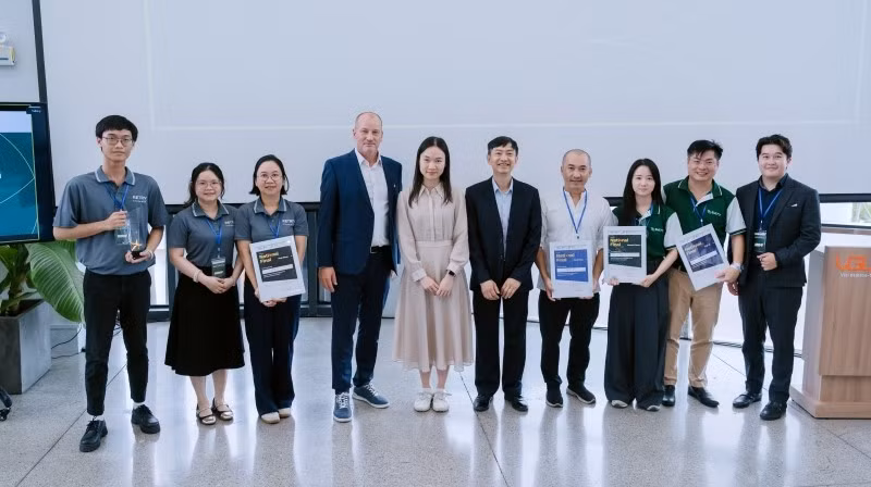 Ban tổ chức trao giải cho đội đạt giải tại cuộc thi (Ảnh: VGU)
