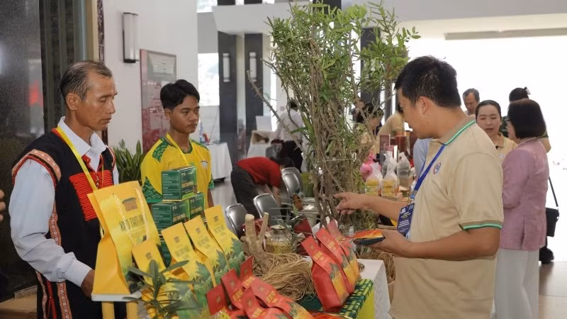 Đại biểu tham quan các sản phẩm xanh trưng bày tại cuộc thi (Ảnh: BSA)