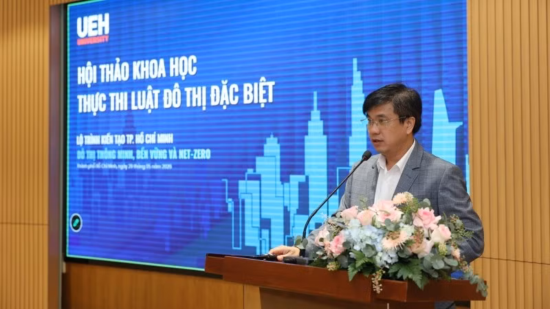 pgsts-bui-quang-hung-giam-doc-ueh-phat-bieu-de-dan.jpg