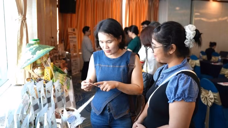 Đại biểu tham quan sản phẩm xanh trưng bày tại hội thảo.
