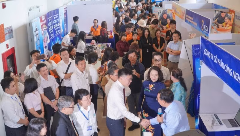 Đại biểu và người dân đến tham quan, tìm hiểu các giải pháp công nghệ được trưng bày tại ngày hội (Ảnh: CTV)