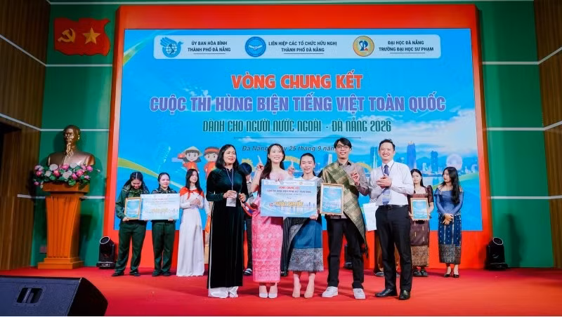 Ban tổ chức trao giải nhất cho các thành viên OPEN TEAM. (Ảnh: CTV)