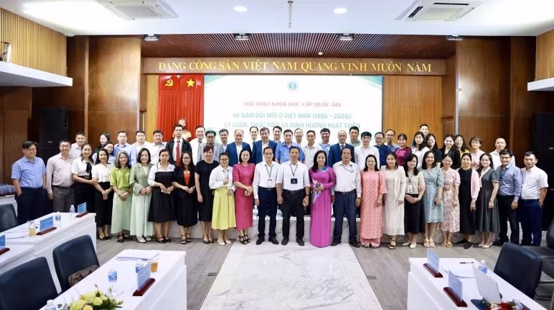 Đại biểu chụp ảnh lưu niệm. (Ảnh: ULAW)