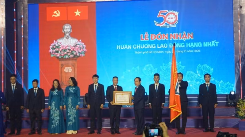 Trường đại học Sư phạm Thành phố Hồ Chí Minh vinh dự đón nhận Huân chương Lao động hạng Nhất (Ảnh: CTV)